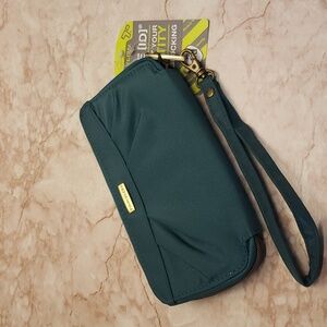 Travelon new green canvas wristlet wallet